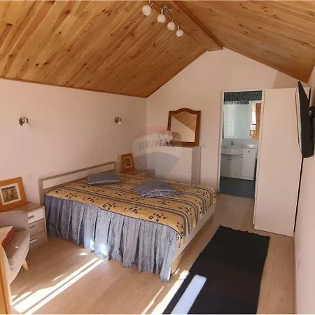 Center Guia 2 Houses With Common Yard *